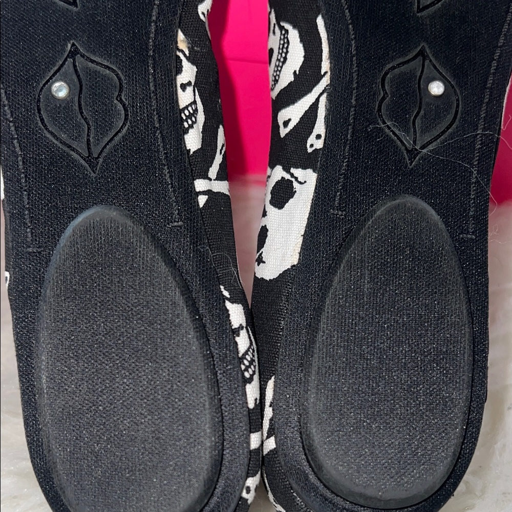 Betsey Johnson Black Skull Print Flats with Silver Toes - Picture 11 of 13